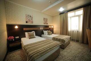 Отель Onyx Hotel Bishkek Бишкек Просторный двухместный номер с 2 отдельными кроватями-4